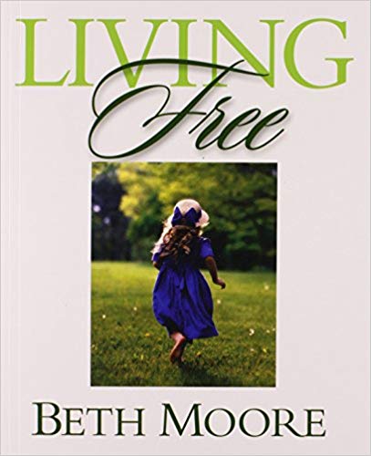 Living Free: Learning to Pray God's Word PB - Beth Moore